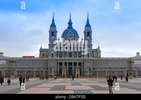 Madrid, Spagna - 13 febbraio 2020: La Cattedrale dell'Almudena è la cattedrale di Madrid, Spagna. E' una delle attrazioni della citta'. Foto Stock