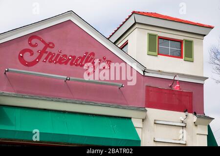 La linea sbiadita di un segno di logo fuori da un ristorante chiuso e abbandonato amichevole a Westminster, Maryland, il 26 marzo 2020. Foto Stock