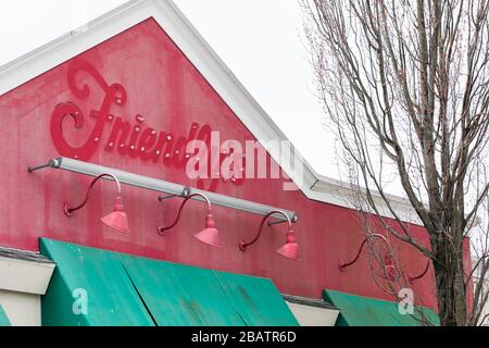 La linea sbiadita di un segno di logo fuori da un ristorante chiuso e abbandonato amichevole a Westminster, Maryland, il 26 marzo 2020. Foto Stock