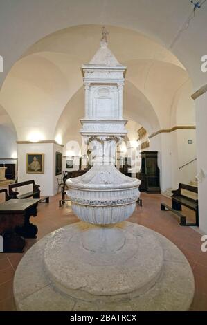 Fonte battesimale dello studio di Bernardo Rossellino nella Chiesa di San Giovanni (situata sotto l'abside del Duomo), Pienza, Toscana, Italia Foto Stock