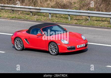 2008 Red Porsche Boxster cabriolet due posti auto sportiva; traffico veicolare, veicoli in movimento, guida di veicoli, strade, Motori, automobilismo sull'autostrada M6 Foto Stock