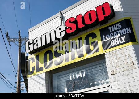 "Store closing" (chiusura negozio) al di fuori di un punto vendita GameStop a Wheaton, Maryland, il 26 marzo 2020. Foto Stock