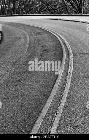 La Blue Ridge Parkway si curva intorno ad una montagna ad Asheville, NC, Stati Uniti. Foto Stock