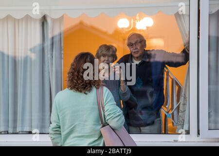 Swansea, Regno Unito. 25 Marzo 2020. Autore, Tracy Rees visita i suoi genitori anziani vulnerabili per consegnare generi alimentari durante il periodo di isolamento a causa della pandemia del virus corona. Credit: Phil Lewis/SOPA Images/ZUMA Wire/Alamy Live News Foto Stock