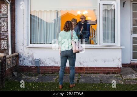 Swansea, Regno Unito. 25 Marzo 2020. Autore, Tracy Rees visita i suoi genitori anziani vulnerabili per consegnare generi alimentari durante il periodo di isolamento a causa della pandemia del virus corona. Credit: Phil Lewis/SOPA Images/ZUMA Wire/Alamy Live News Foto Stock
