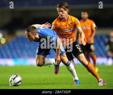 Gary Cahill di Chelsea e Bjorn Sigurdarson di Wolverhampton Wanderers combattono per la palla Foto Stock