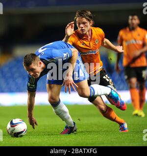 Gary Cahill di Chelsea e Bjorn Sigurdarson di Wolverhampton Wanderers combattono per la palla Foto Stock