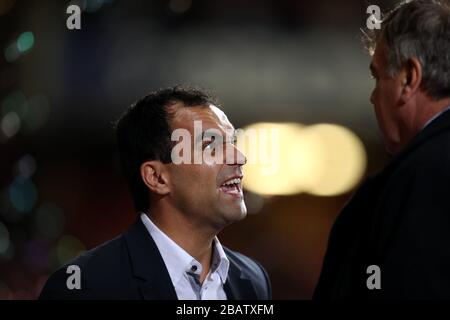 Il manager di Wigan Athletic, Roberto Martinez, e il manager di West Ham United, Sam Allardyce, hanno scherzato sulla linea di contatto prima della partita Foto Stock