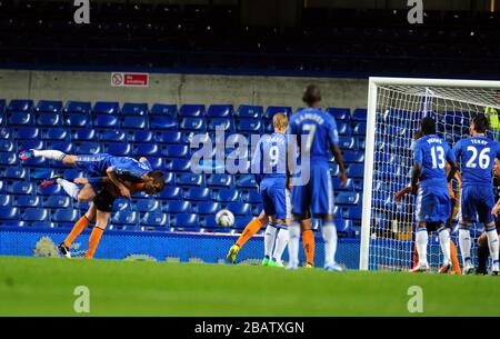 Gary Cahill di Chelsea (l) segna il primo goal Foto Stock