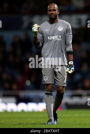 Il portiere di Wigan Athletic, Ali al Habsi, celebra il quarto traguardo dei suoi lati Foto Stock