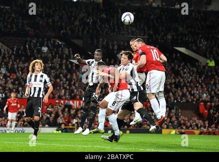 Wayne Rooney del Manchester United (a destra) compete per il pallone in aria Foto Stock