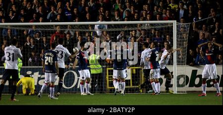 Jan Vertonghen (a destra) di Tottenham Hotspur celebra il raggiungimento dell'obiettivo di apertura del gioco Foto Stock