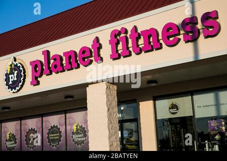 Un cartello con il logo al di fuori di un luogo Planet Fitness ad Abingdon, Maryland, il 26 marzo 2020. Foto Stock