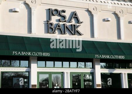 Un logo all'esterno di un logo Jos. A. punto vendita al dettaglio della Banca a Bel Air, Maryland, il 26 marzo 2020. Foto Stock