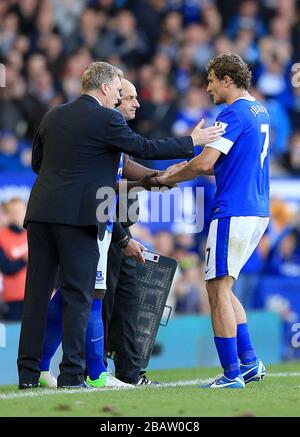 Il manager di Everton David Moyes saluta Nikica Jelavic in sostituzione di Victor Anichebe Foto Stock