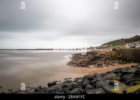 Lunga esposizione di Lyme Regis a Dorset in un giorno invernale Foto Stock