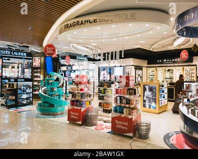 Atene, Grecia - Febbraio, 11 2020: Hellenic Duty Free negozi, fragranza boutique e cosmetici in Athens International Airport Eleftherios Foto Stock