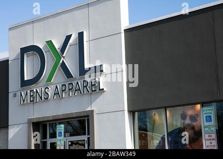 Un cartello con il logo al di fuori di un punto vendita al dettaglio Destination XL (DXL) a Towson, Maryland, il 26 marzo 2020. Foto Stock