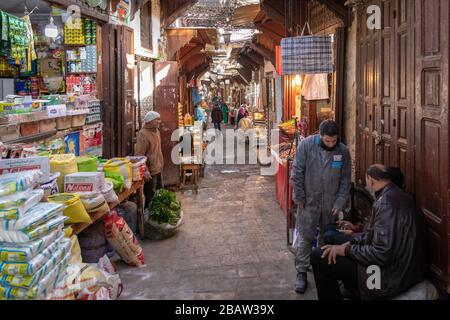 Souk e negozi all'interno di Fes Medina, Fes, Marocco Foto Stock