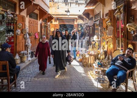 Souk e negozi all'interno di Fes Medina, Fes, Marocco Foto Stock