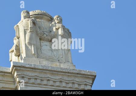 BUDAPEST, UNGHERIA - 9 FEBBRAIO 2020: Scultura in stile liberty in cima all'Hotel Gellert, un famoso hotel sulla collina Gellert vicino al Danubio Foto Stock