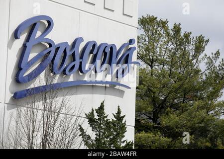 Un logo al di fuori della sede di un negozio al dettaglio di Boscov a Westminster, Maryland, il 26 marzo 2020. Foto Stock