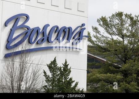 Un logo al di fuori della sede di un negozio al dettaglio di Boscov a Westminster, Maryland, il 26 marzo 2020. Foto Stock