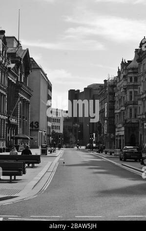 Derby Park a Bootle Liverpool è quasi deserta e l'area giochi per bambini è chiusa. La gente tiene la loro distanza al supermercato a causa di COVID-19. Foto Stock