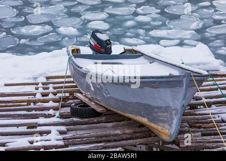 Pesca Barca e frittella ghiaccio sul lungomare del villaggio di Fogo, sull'isola di Fogo, Terranova, Canada {Nessun rilascio di proprietà; disponibile per l'editore Foto Stock