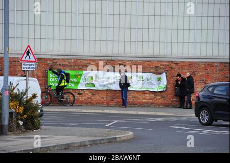 Derby Park a Bootle Liverpool è quasi deserta e l'area giochi per bambini è chiusa. La gente tiene la loro distanza al supermercato a causa di COVID-19. Foto Stock
