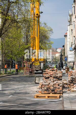 Zagabria, terremoto 22 marzo 2020, pulizia camini danneggiati con una gru Foto Stock