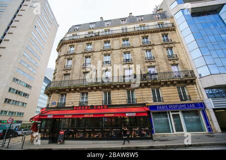 Parigi, Francia - 11 febbraio 2019: Eiffel Cafe in una strada tipica di Parigi, Francia Foto Stock