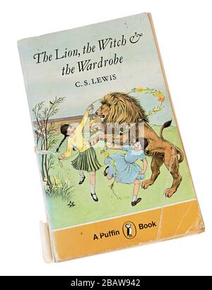 Il Leone, la Strega e il guardaroba di C.S. Lewis, libro cartaceo pubblicato per la prima volta nel 1950, pubblicato da Puffin nel 1959 ristampato nel 1973 Foto Stock