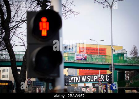 Un banner che pubblicizza la candidatura del presidente in carica Andrzej Duda alle prossime elezioni presidenziali si trova nel centro di Varsavia, in Polonia, il 29 marzo 2020. Il 24 marzo il governo polacco ha annunciato ulteriori restrizioni al movimento personale dopo aver già chiuso scuole, bar e ristoranti, oltre a chiudere i confini agli stranieri. Le riunioni di più di due persone sono vietate in pubblico fino all'aprile 11. Nonostante le misure più severe, il partito della legge e della giustizia ha modificato le regole elettorali in modo che le elezioni presidenziali del maggio 10 rimani in vigore. Foto Stock