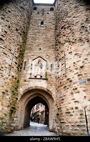 Una statua della Vergine Maria incastonata all'ingresso della porta di Narbonne alla città medievale fortificata di Carcassonne nel sud della Francia. Foto Stock