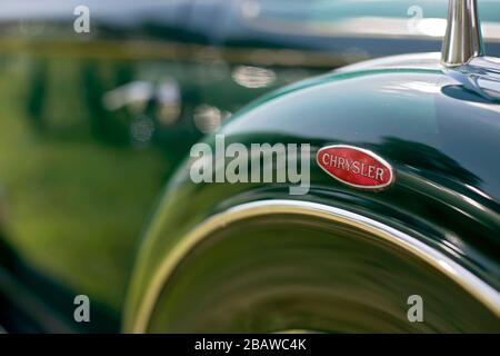 Logo parafango cromato su una Chrysler Six Classic del 1933, dettaglio di una coupé americana vintage convertibile dei primi anni '1930 Foto Stock