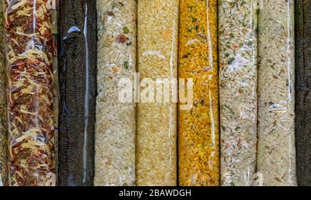 Cibo souvenir selezione di sacchetti preconfezionati di riso per risotti con sapori diversi in un mercato veneziano a Venezia, Italia Foto Stock