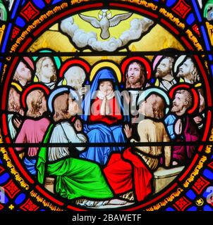 Saint-Adresse, Francia - 15 agosto 2019: Vetrate nella Cappella di Notre-Dame-des-flots (1857) a Sainte Adresse, le Havre, Francia, raffigurante penna Foto Stock
