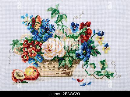 Immagine ricamata, ancora vita con fiori e frutta, punto a croce su tela tessile Foto Stock