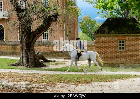 Interprete in costume a cavallo nella Williamsburg coloniale. Foto Stock