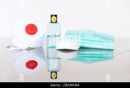 Le maschere facciali, l'igienizzatore per le mani a base di alcool e il sapone aiutano a prevenire la diffusione di virus ad altri. Foto Stock