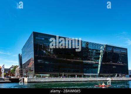 Il Royal Danish Library è alloggiato in un edificio chiamato il diamante nero situato sul lungomare di Copenhagen in Danimarca Foto Stock