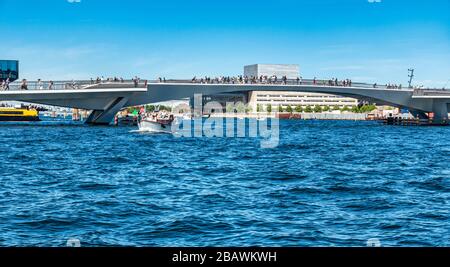 Ponte pedonale Inderhavnsbroen il ponte pedonale pedonale anc Inderhavnen che porta da Nyhavn a Nordatlantens Brygge a Copenhagen Danimarca Foto Stock