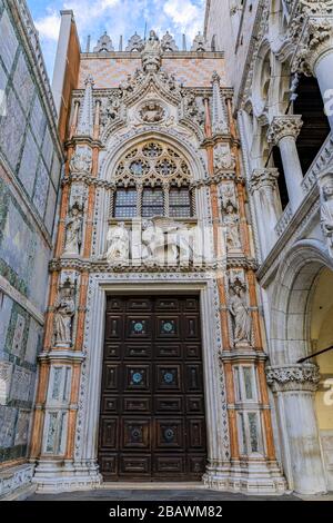 Leone alato e il Doge Francesco Foscari sopra la porta della carta del famoso Palazzo Ducale di Venezia Foto Stock