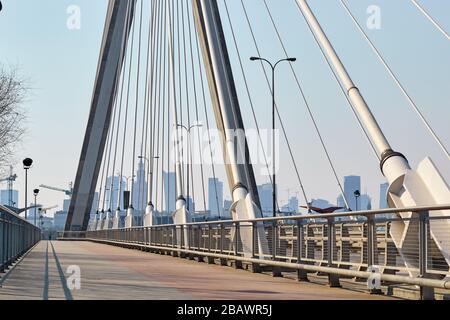 I grattacieli di Varsavia si vedono attraverso i piloni del ponte Foto Stock