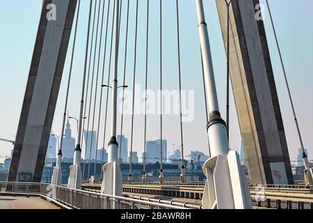 I grattacieli di Varsavia si vedono attraverso i piloni del ponte Foto Stock