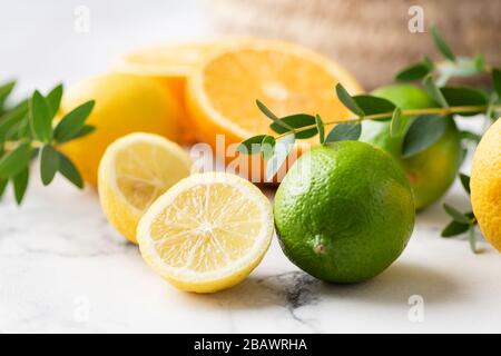 Vista dall'alto degli agrumi freschi. Limone lime pompelmo e arancio su sfondo marmoreo Foto Stock