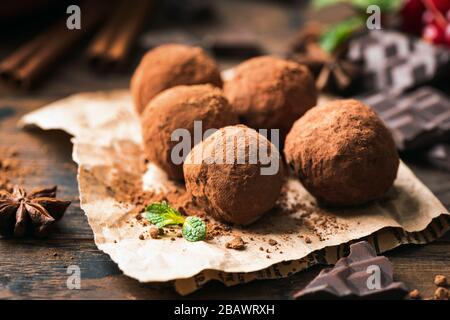 Tartufi di cioccolato fatti in casa con polvere di cacao. Vista in primo piano. Gustosi tartufi di cioccolato dolce Foto Stock
