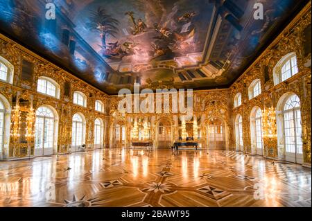 Un ornato golden interno sala da ballo con un pianoforte a coda all'interno del rococò del Palazzo di Caterina a Pushkin vicino a San Pietroburgo, Russia. Foto Stock