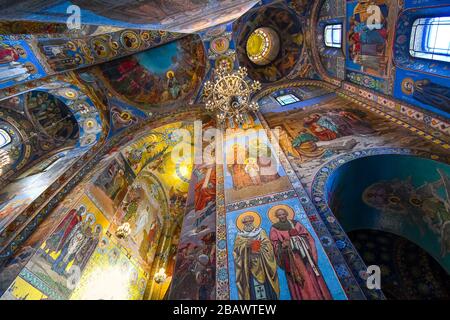 Il soffitto, le colonne e le pareti coperte di mosaici raffiguranti scene religiose all'interno della Chiesa del nostro Salvatore sul sangue versato, San Pietroburgo Russia Foto Stock